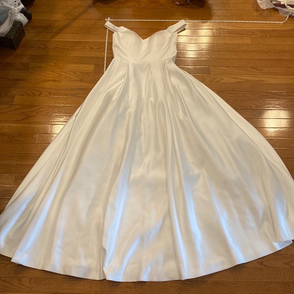 Simple, elegant wedding dress